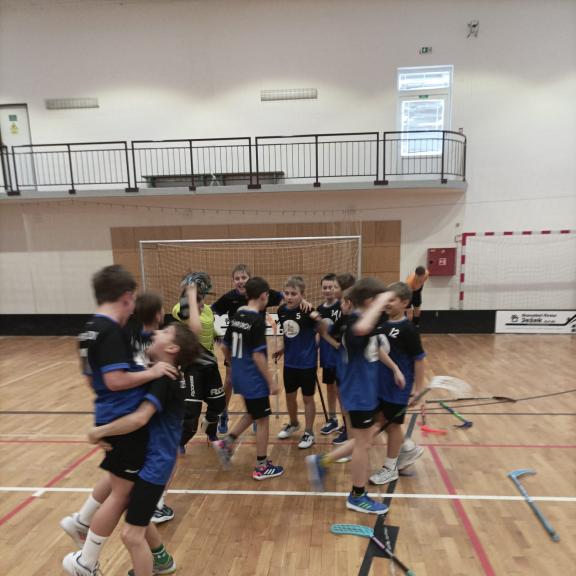 FINÁLE :

ZŠ HRONOV -  ZŠ NOVÁ PAKA - KOMENSKÉHO   0:6

Poslední utkání nám nevyšlo. Soupeř byl efektivní a my jsme bohužel netrefovali ani odkrytou branku. Vítězům turnaje jsme pogratulovali k postupu.
Stříbrné medaile jsou ale fantastické !