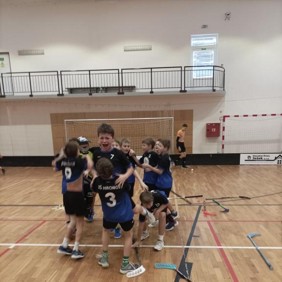 Nemůžu ani opomenout fakt, že jsme za celý turnaj nebyli vyloučeni  a naší kluci dokázali, že jsou výborní sportovci, kteří se umí poctivě připravit a vzorně reprezentovat naši školu.