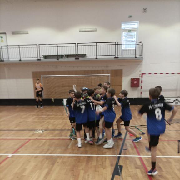 SEMIFINÁLE :

ZŠ HRONOV -   ZŠ HRADEC KRÁLOVÉ - ÚPRKOVA   4:2

Velice vyrovnané a kvalitní utkání z obou stran se rozhodovalo až v závěru  , kdy jsme za stavu 2:2 dvěma přesnými střelami poslali soupeře do boje o bronz a nás do finále.