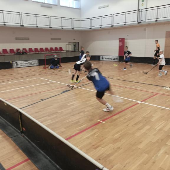 ČTVRTFINÁLE

ZŠ HRONOV -  ZŠ KOSTELEC n. ORLICÍ   6:2      V polovině utkání byl stav 0:2 a soupeř nás dostal do úzkých .
 V druhé části už však skórovali jen naši borci a otočili na konečných 6:2