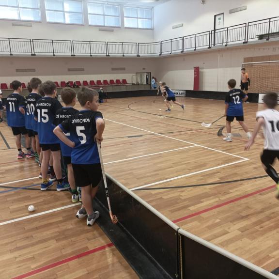 Čtyři výhry v základní skupině nad družstvy:  ZŠ Nová Paka - Husitská  3:0
                                                                                              ZŠ Trutnov - L. Frimla 5:0
                                                                                              ZŠ Dobruška 3:1
                                                                                               ZŠ Hradec Králové - Sv. Dvory  4:1
 znamenaly postup do čtvrtfinále.
Kluci předváděli  krásné kombinace v plné rychlosti podpořené zodpovědnou defenzivní hrou.