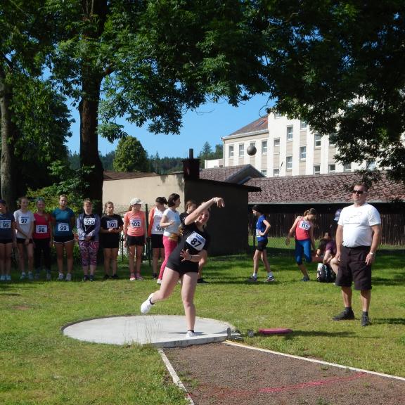 Žáci a žákyně se pak rozešli na jednotlivá stanoviště.