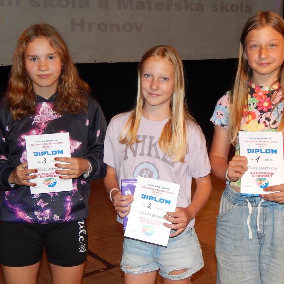 Děvčata ze šestých ročníků, ....