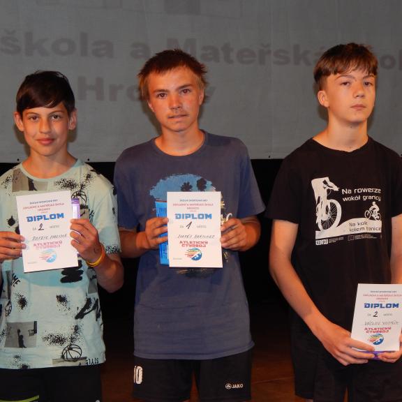 chlapci ze šestých ročníků, kteří vyhráli atletický čtyřboj naší školy