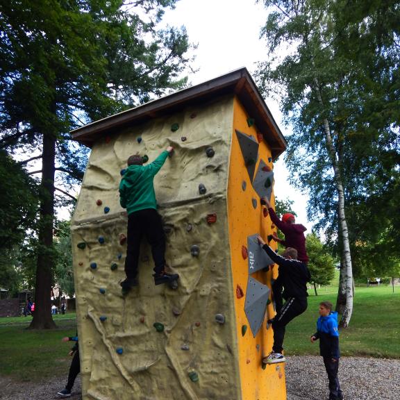 Jsme v prostředí skal, kdo by si nevyzkoušel lezení?