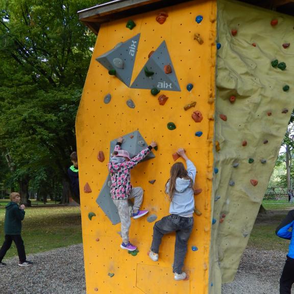 Ani děvčata se nenechala dlouho pobízet.