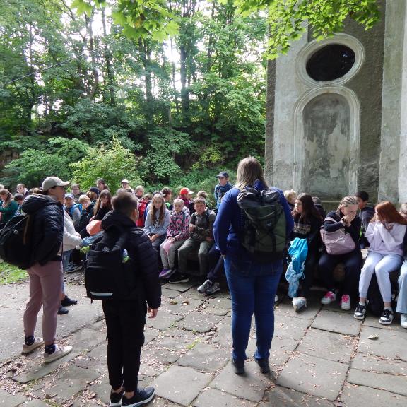 U kostelíku se paní učitelka pokusila dětem přiblížit osudy pohraničí.