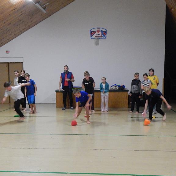 Po večeři v tělocvičně probíhala mnohá sportovní klání mezi třídami