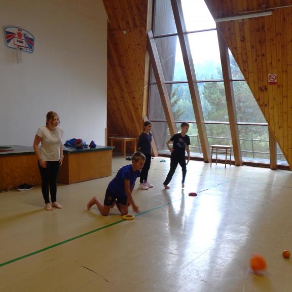 I druhý den ráno nám pršelo, tak tělocvična znova našla využití.