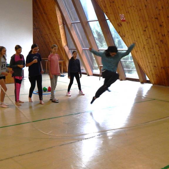 Zatím, co dvě třídy zkoušely přeběhy atd....