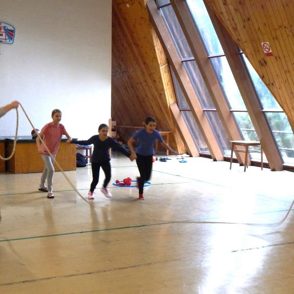 třetí třída seděla v kruhu a poznávala sama sebe navzájem.