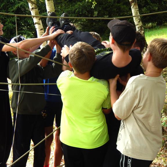 Při překonávání pavoučí sítě bylo třeba hodně vynalézavosti