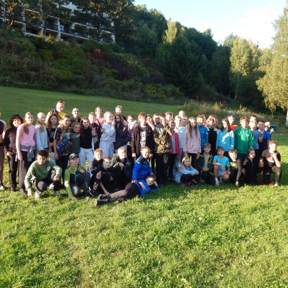 Před večeří se s námi vedoucí Domina rozloučili společným fotografováním.