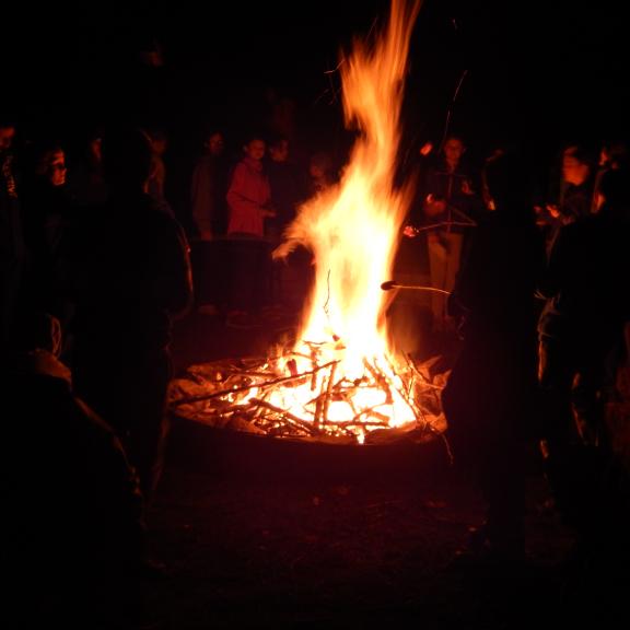 Když se setmělo, byl čas na táborák s buřtíky ...