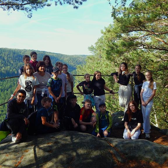 Třídy si udělaly společné vrcholové fotografie. 6.A.