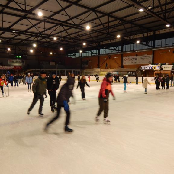 Od rána se tak po ledě proháněli od nejmladších po nejstarší všichni žáci druhého stupně.