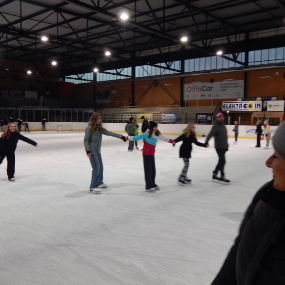 Do tahání hadů se zapojili i vyučující.