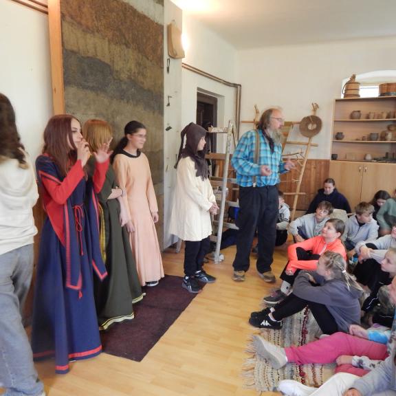 Děvčata s Vasylem pak předvedli středověkou módu mužů i žen.