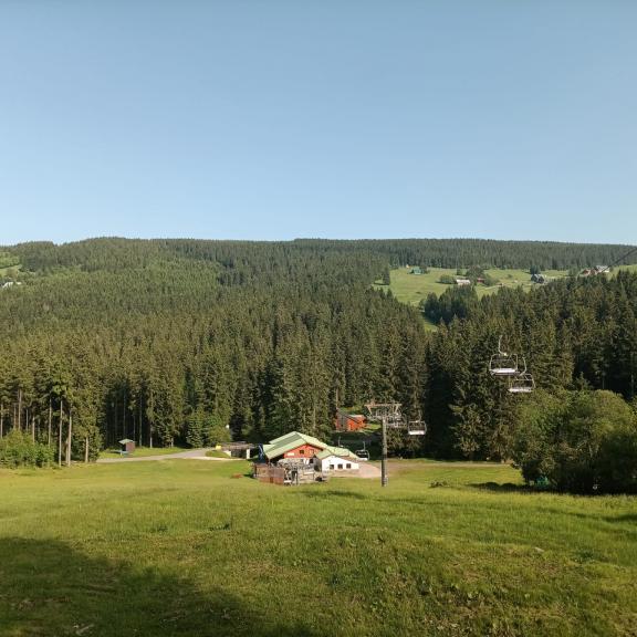 ... k cíli na sjezdovku Bramberk.