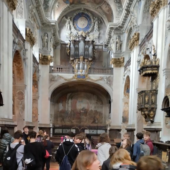 Barokní výzdoba kostela zaujala i chlapce z Béčka.