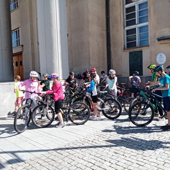Pěkné počasí přivítalo mladé cyklisty na dvoře školy i před divadlem na náměstí.