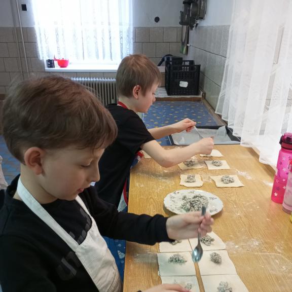 Šátečky plněné nivou a šunkou - pečeme ve družině