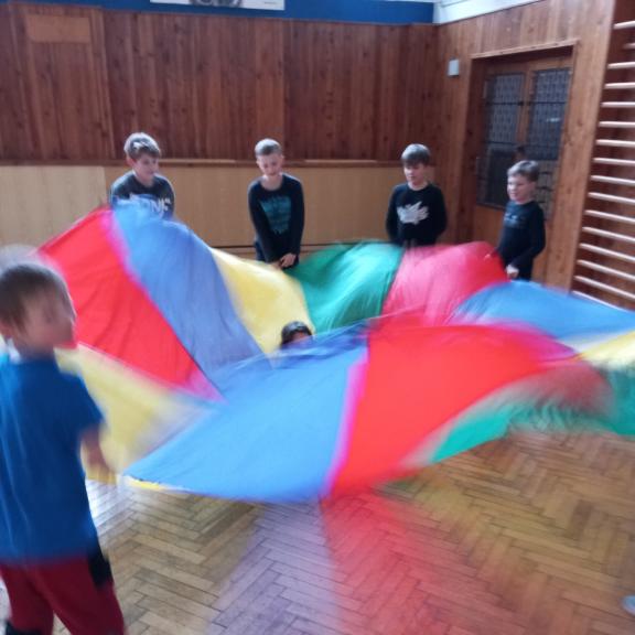 Hry s padákem (družina)