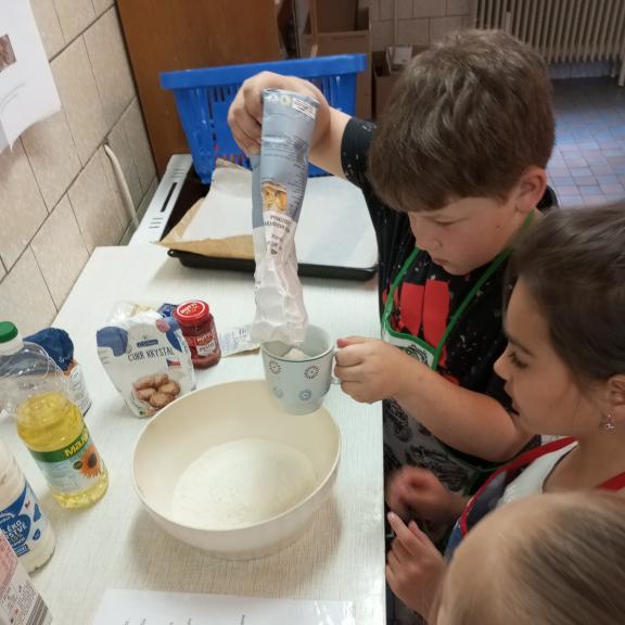 Pečeme čarodějnický oříškový koláč