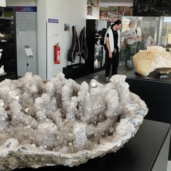 Po prohlídce posledních exponátů se všichni svezli výtahem plným granátů ...