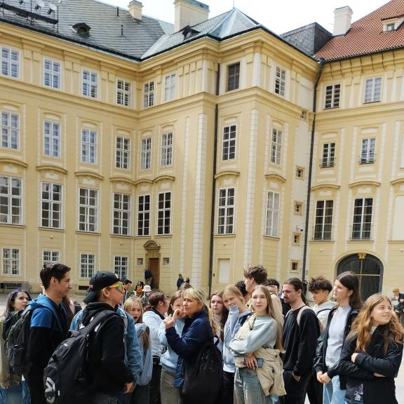 Na nádvoří před prohlídkou Vladislavského sálu.