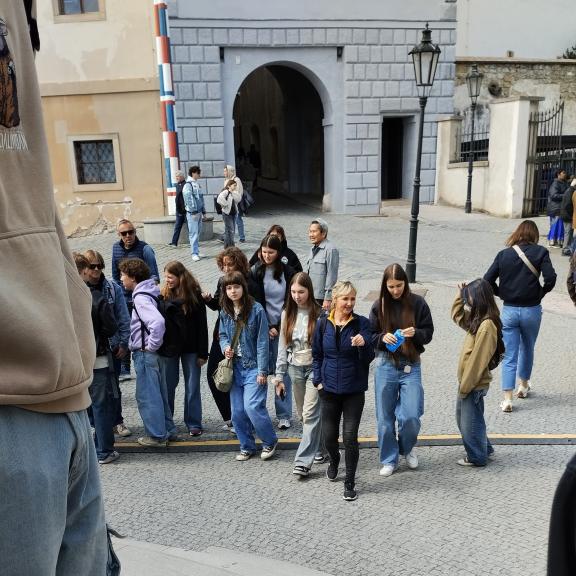 Pak už jsme prošli ke Karlovu mostu a na Staroměstské náměstí.