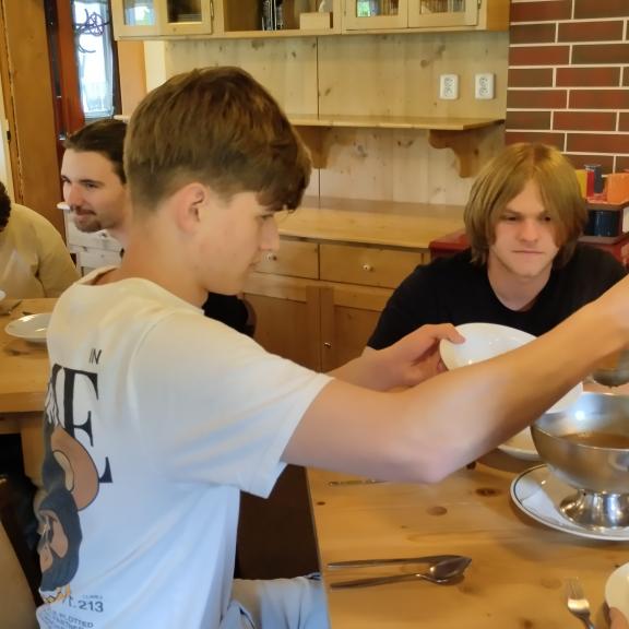 Po dlouhé cestě přišla vhod dobrá večeře.