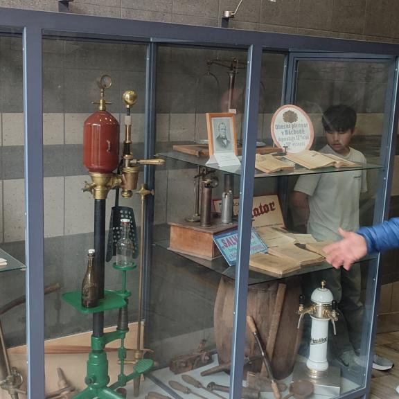 Ve druhé části exkurze se přesunuli do pivovaru v Náchodě, kde se seznámili s historií pivovarnictví a postupem výroby a stáčení piva.