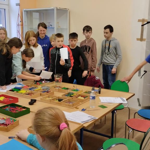 V rámci hry se seznamovali s historií stavebnice.