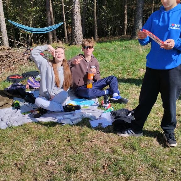 Pokud náhodou nebyla v dohledu žádná skupina dětí, deváťáci se i bavili.