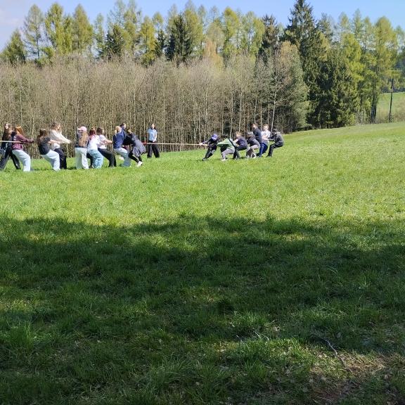 Souboje probíhaly i mezi družstvy, jako třeba při přetahování lanem.