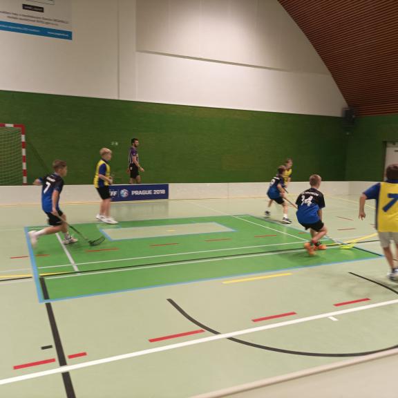 Okresní kolo celorepublikového turnaje základních škol - Čeps Cup se konalo 18.11.2024 v Jaroměři.
Osm týmů bylo rozděleno do dvou skupin a poté děti čekalo play-off o postup do krajského finále.